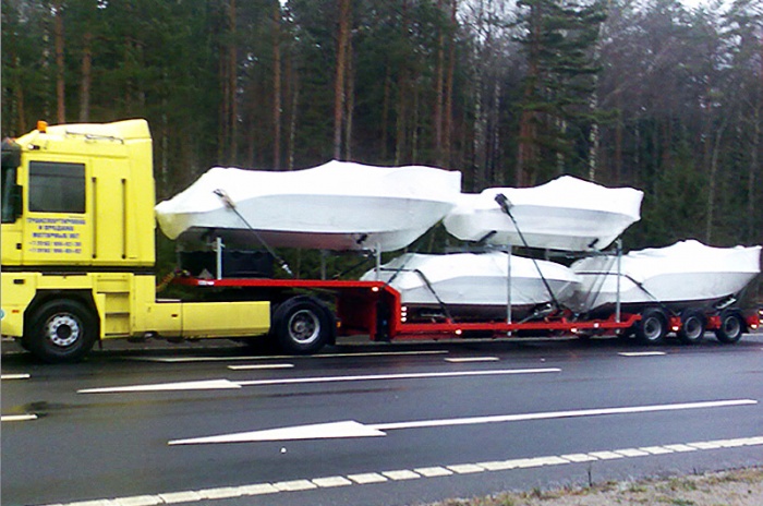 Transportation of boats, transportation of motor boats and yachts